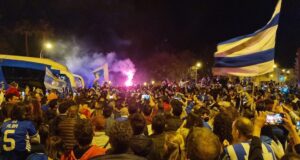 Pasadas la diez de la noche del autobús del Recre llegó a la fuente para celebrar, con su gente, el ascenso. / Foto: G. J. G.