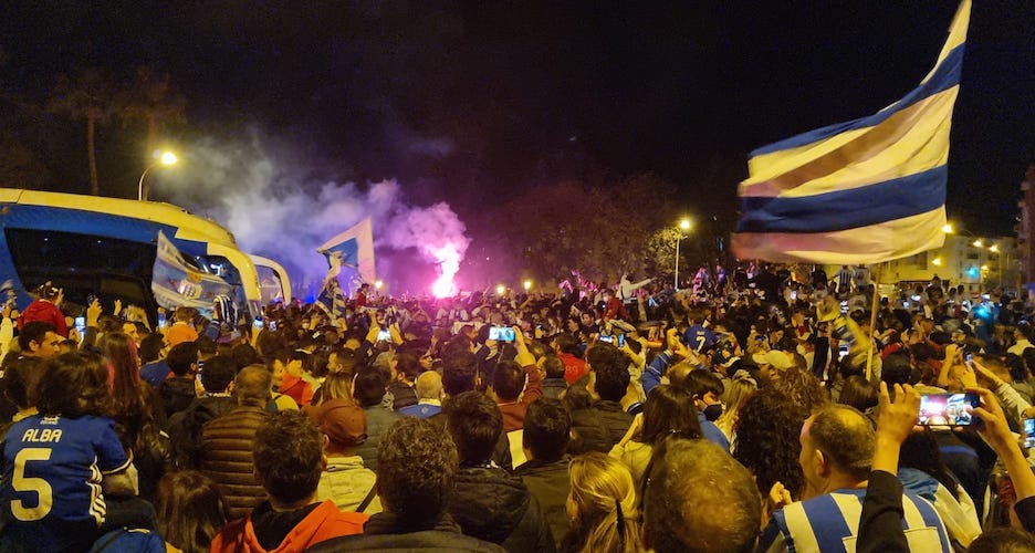 Pasadas la diez de la noche del autobús del Recre llegó a la fuente para celebrar, con su gente, el ascenso. / Foto: G. J. G.