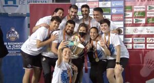 El habitual 'selfie' de Telma Santos tras ganar un partido, que en este caso es también conquistar la Liga. / Foto: Captura imagen @BadmintonESP.