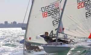 Iván Vides, durante una regata en la Bahía de Cádiz.