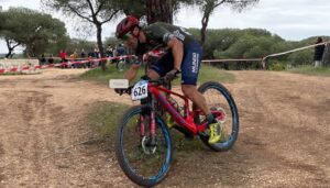 El corredor de San Bartolomé de la Torre, Javier Macías, durante la última manga de la prueba en Cartaya. / Foto: Circuito Provincial de BTT XCO 2022.