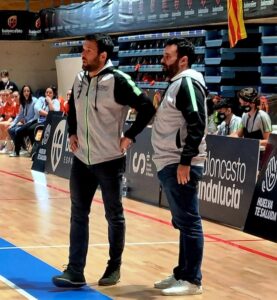 El lepero José Antonio Gómez -derecha- segundo entrenador del combinado Cadete femenino.