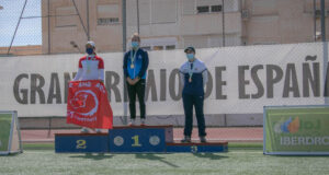 Leyre Fernández, en lo más alto del podio del GP Iberdrola de Benalmádena. / Foto: @clubasirio.