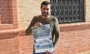 El concejal Miguel Beltrán, con el cartel del XXX Cross Popular San Juan Bautista del día 24 de abril.