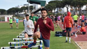 El subcampeón de Europa de atletismo de 3.000 metros obstáculos, Fernando Carro, es un habitual de la localidad costera.