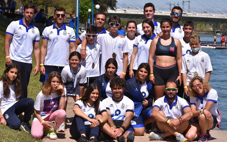 Componentes de la Escuela de Piragüismo del Real Club Marítimo de Huelva en el Campeonato de Andalucía de Barcos de Equipo 2022 en Sevilla.