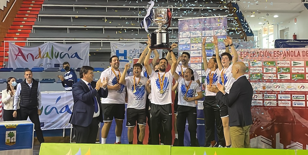 Eleizer Ojeda, capitán del IES La Orden, levanta la copa como campeón de Liga. / Foto: @CBIESLAORDEN.