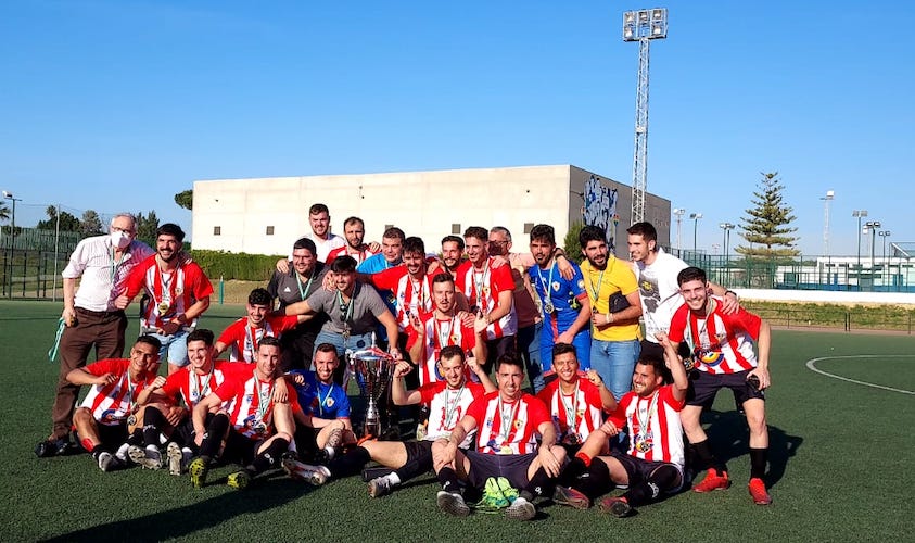 Los jugadores del Riotinto Balompié con el trofeo obtenido al término del partido en Moguer. / Foto: J. Manzano.