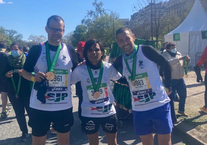 Antonio Bendala, José Carlos Galván y Luis Flores, al término de la Maratón de París de este domingo.