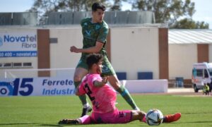 Marrufo intenta el corte de un avance del Villanovense en el partido de este domingo. / Foto: @cfvillanovense.