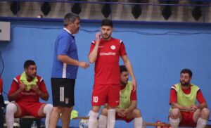 Jorge Guerra, entrenador del Smurfit Kappa, conversa con el goleador Alberto. / Foto: @LaPalmaFS.