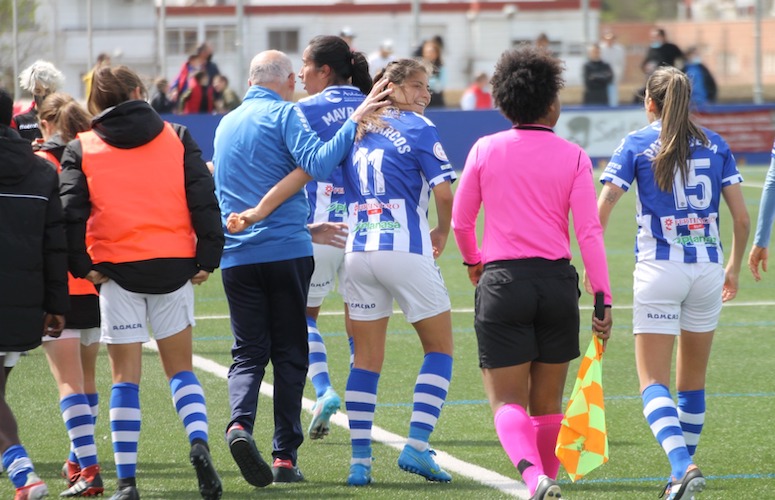 Anita Marcos celebra con el técnico, Antonio Toledo, uno de los goles anotados. / Foto: M. Hidalgo.