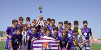 Los infantiles del Real Valladolid levantan el trofeo como ganador en la V Gañafote Cup.