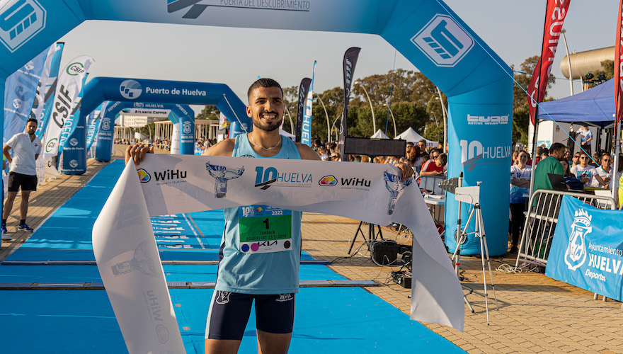 Zakaria Boufaljat reeditó su triunfo en la IV 10K Huelva 'Puerta del Descubrimiento'.