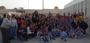 Las componentes del Sporting de Huelva B celebran con su gente su pase a las eliminatorias de ascenso. / Foto: @sportinghuelva.