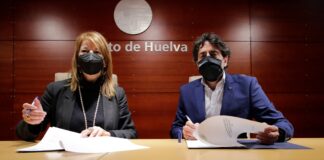 Un momento de la firma del acuerdo de colaboración entre el Puerto de Huelva y la Federación Andaluza de Pádel.