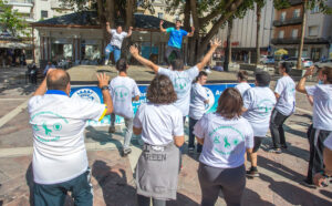 Un momento de una las actividades del 'Día del Bádminton Inclusivo' en la plaza de Las Monjas.