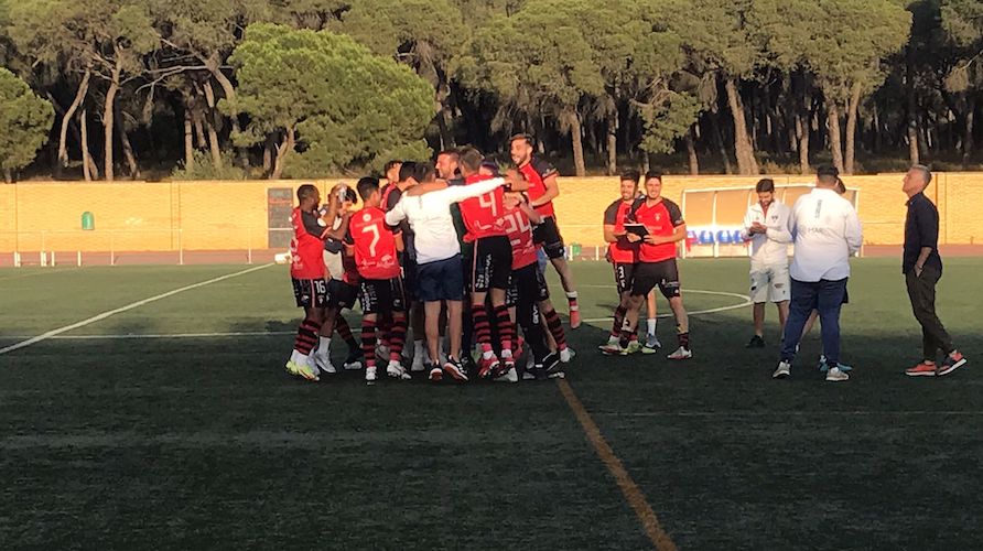 Los jugadores del Ayamonte celebran sobre el terreno de juego el triunfo y el ascenso a la 3ª RFEF. / Foto: G. F. O.