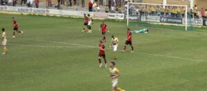 Dani Martín, portero del Ayamonte, tuvo que intervenir al final del partido en Coria para salvar el empate. / Foto: Captura imagen RFAF TV.