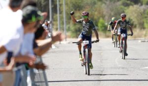 Francisco Javier Macías, con un gran arranque en los últimos metros, logró el título andaluz Élite de Media Maratón.