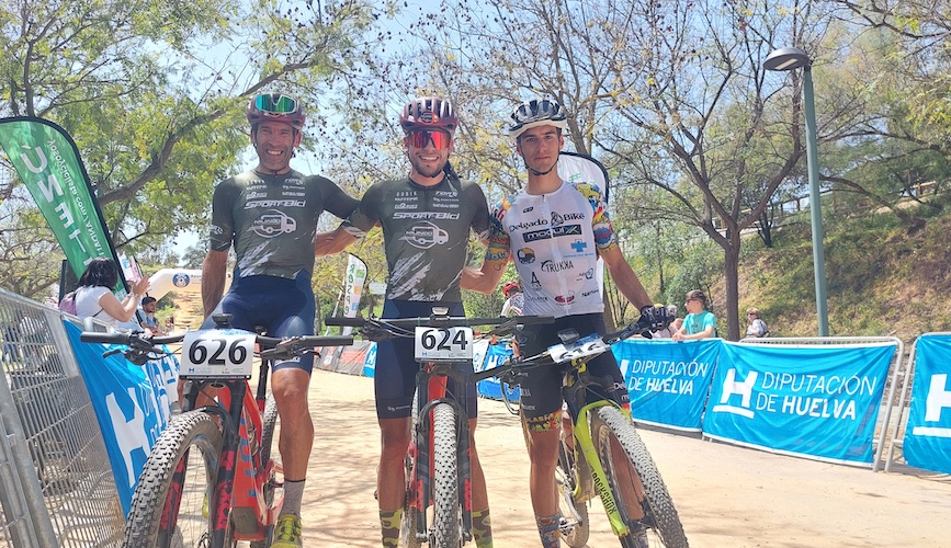 Podio masculino del I XCO Sportbici Parque Moret, cuarta cita del Circuito Provincial Diputación de Huelva BTT XCO 2022.