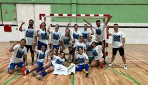 Euforia lógica del CD Técnicos Al Andalus de Huelva tras proclamarse campeón de la División de Honor Femenina de Fútbol Sala. / Foto: @AytoHuelva.