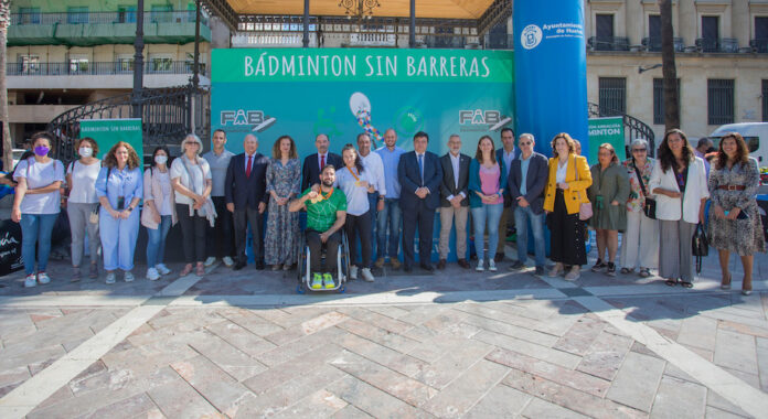 Autoridades y participantes en el acto de inauguración del 'Día del Bádminton Inclusivo'.