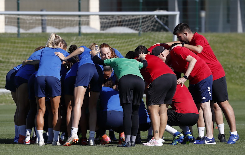 Jugadoras y técnicos del Sporting hacen piña en la previa de la final de Copa. / Foto: @somosfutfem.