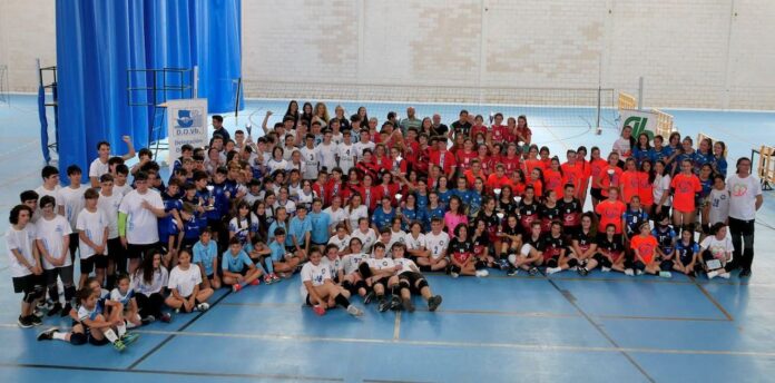 Más de 200 deportistas se dieron cita en la gala de clausura de la temporada del voleibol provincial celebrada en San Bartolomé de la Torre.