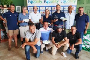 Los ganadores y celebrities en el torneo de golf celebrado en Ayamonte.