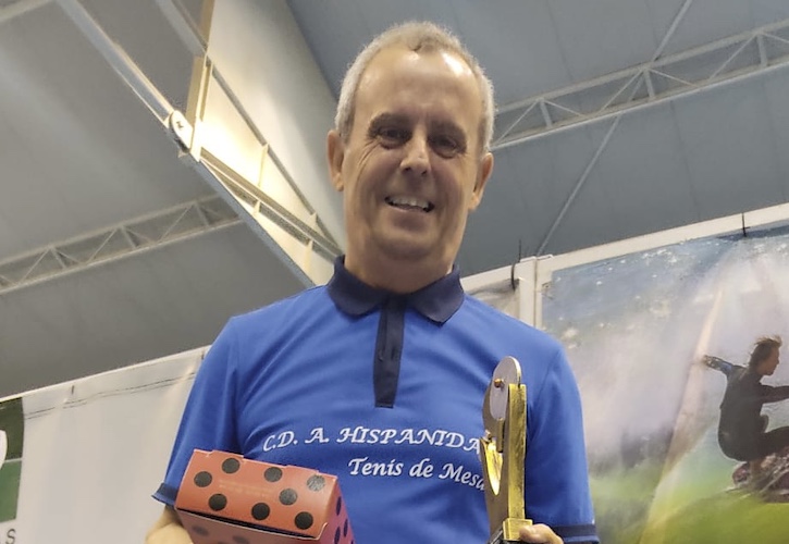 Moisés Suárez, con los trofeos logrados en las XII Horas de Tenis de Mesa de Ayamonte.