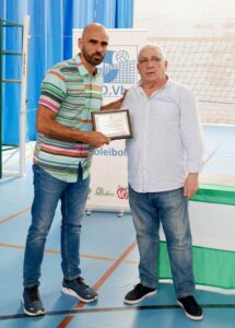 El delegado provincial, Magín Fernández -derecha-, tras entregar la placa a Juan Diego García Díaz, seleccionador nacional femenino y entrenador del CV Haris, campeón de la Superliga femenina.