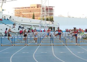 La cubana Greisys Lázara Robles ganó la prueba de los 100 vallas. / Foto: @atletismoRFEA.