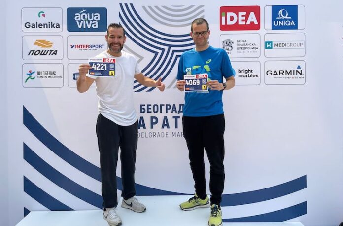 Luis Flores y Antonio Bendala, con el dorsal que van a lucir en la Media Maratón de Belgrado de este domingo.