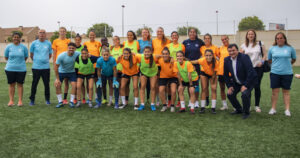 El alcalde, Gabriel Cruz, y la concejala de Deportes, María Teresa Flores, estuvieron en el entrenamiento del Sporting de Huelva de este sábado.