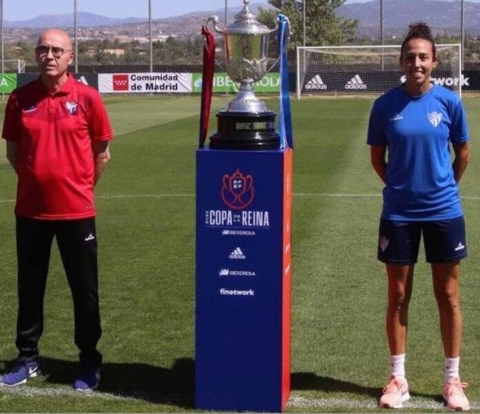 Antonio Toledo y Sandra Castelló posan con la Copa en la previa de la final de este domingo. / Foto: @sportinghuelva.