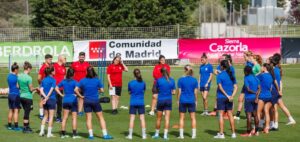 Antonio Toledo, entrenador del cuadro sportinguista, habla a sus jugadoras en el último entrenamiento antes del partido de este martes con el UDG Granadilla. / Foto: @somosfutfem.