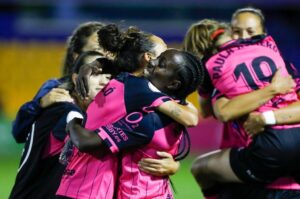 Alegría inmensa de las jugadoras del Sporting al acabar el partido y clasificarse para la final de la Copa. / Foto: @somosfutfem.