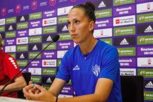 Cinta Rodríguez, capitana del Sporting de Huelva, durante la rueda de prensa oficial en la previa a la semifinal de la Copa de la Reina. / Foto: @somosfutfem.