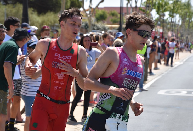 Joan Reixach, a la postre ganador, junto a Juan González en la pugna por el triunfo.