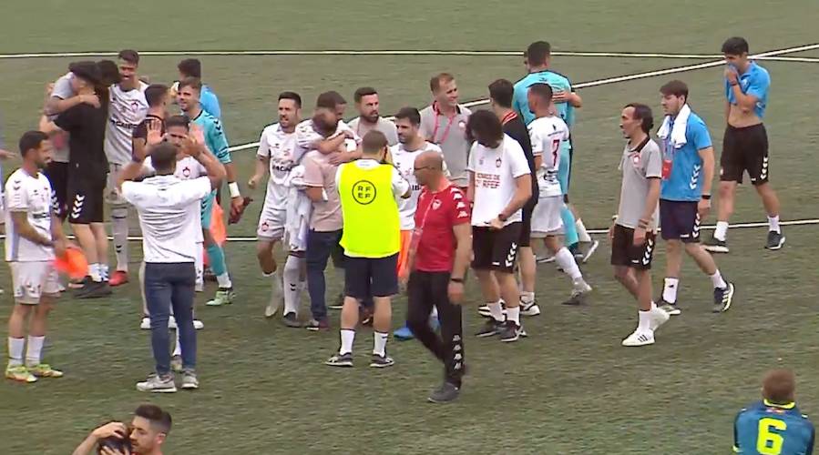 Alegría de los jugadores del Utrera tras ganar al At. Tordesillas y ascender a la 2ª RFEF. / Foto: Captura imagen RFEF TV.