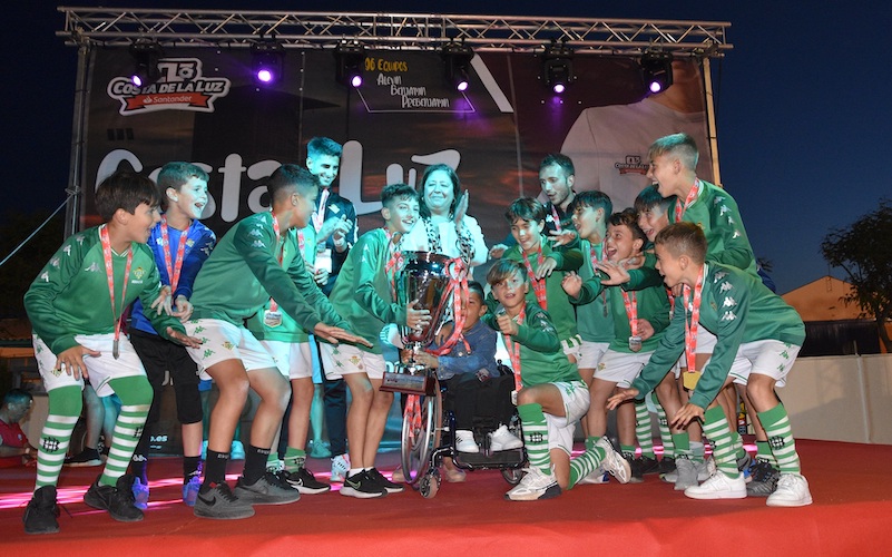 El Betis fue el gran triunfador en Punta Umbría. En la imagen el equipo Benjamín levantando el trofeo.