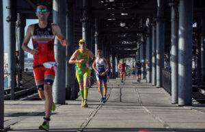 Unos 160 deportistas tomarán parte este sábado en el VI Triatlón 'Huelva, Puerto del Descubrimiento'.