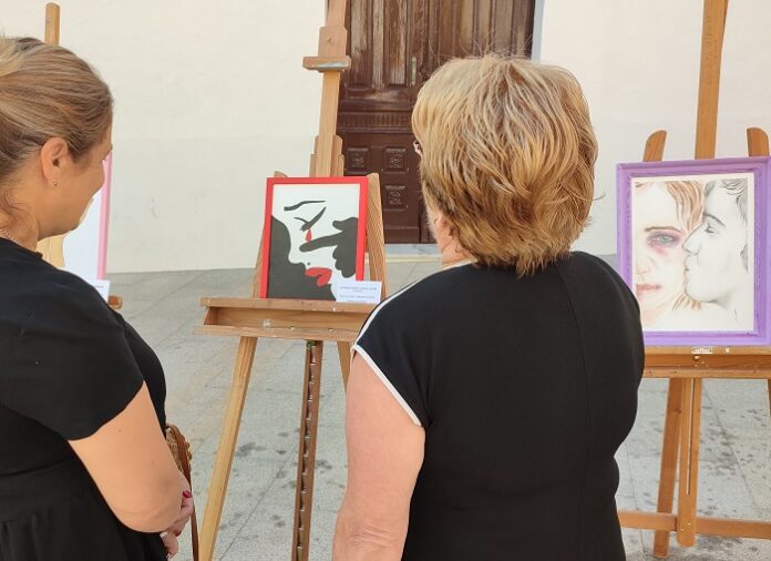 La exposición Violencia de género y arte se muestra de forma itinerante por la comarca del Condado