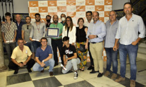 Foto de familia tras la recepción al Club de Tenis de Mesa de Ayamonte en el Ayuntamiento fronterizo. / Foto: J. L. Rúa.