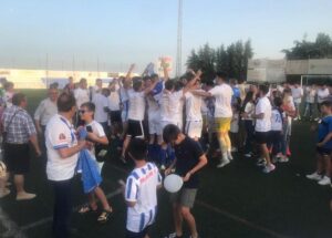 Jugadores y aficionados del Bollullos celebran sobre el césped el ascenso a la 3ª RFEF. / Foto: G. F. O.