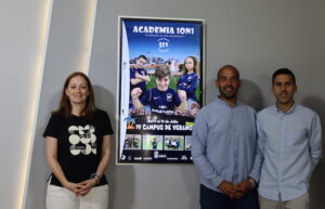 Un momento de la presentación del Campus de Tecnificación de Fútbol '1ON1' que tendrá lugar en los campos de fútbol de Los Rosales y Pérez Cubillas del 4 al 10 de julio.