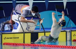 David Sánchez, al tomar la salida en la prueba de los 100 espalda S6 en el Campeonato del Mundo de Natación Paralímpica de Madeira 2022. / Foto: Comité Paralímpico Español.