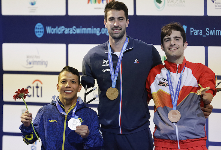 David Sánchez con su medalla en el podio tras ser tercero en los 50 metros S6 en el Mundial de Natación Paralímpica de Madeira. / Foto: www.paralimpicos.es.