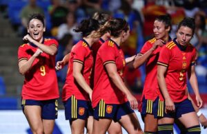 Las jugadoras de la selección española femenina celebran uno de los goles ante Australia en Huelva. / Foto: @SeFutbolFem.